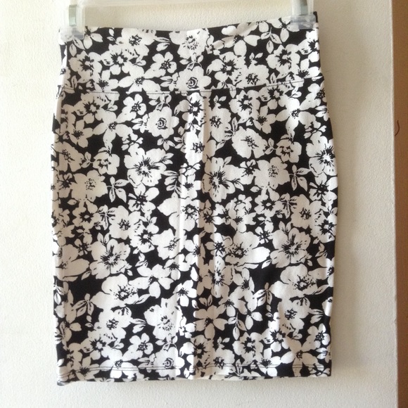 New Floral Bodycon Mini Skirt - Picture 2 of 2